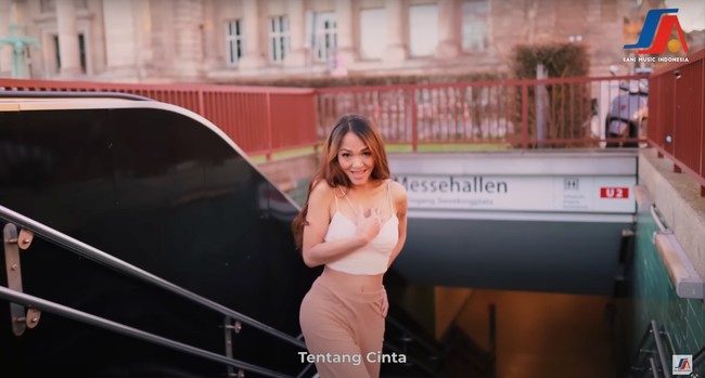 Membawakan lagu karya Tuty Wibowo, video klip Bunda Corla sukses curi perhatian. Sejak diunggah pada 8 Januari 2023 video tersebut telah ditonton lebih dari 757 ribu pengguna YouTube dan masuk ke urutan 8 Trending Music di YouTube. Foto: YouTube/Sani Music Indonesia