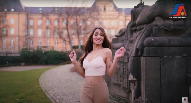 Dengan rambut panjang yang terurai dan tubuh ramping, ditambah dengan pulasan makeup, penampilan Bunda Corla memang jadi tak kalah dari para wanita yang berusia di bawahnya. Foto: YouTube/Sani Music Indonesia
