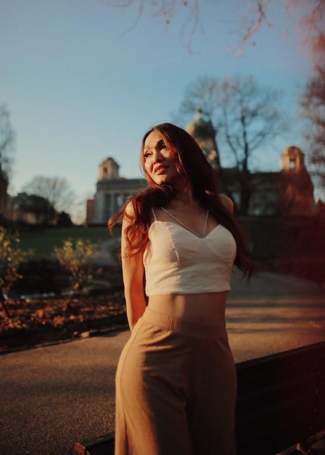 Setelah merilis lagu dan video klip Mari Kita Bergoyang Dangdut, Bunda Corla kini kembali mencuri perhatian melalui video klip lagu No Comment terbarunya. Lagu dan video klip No Comment itu diunggah oleh akun YouTube Sani Music Indonesia. Foto: Instagram/@corla_2