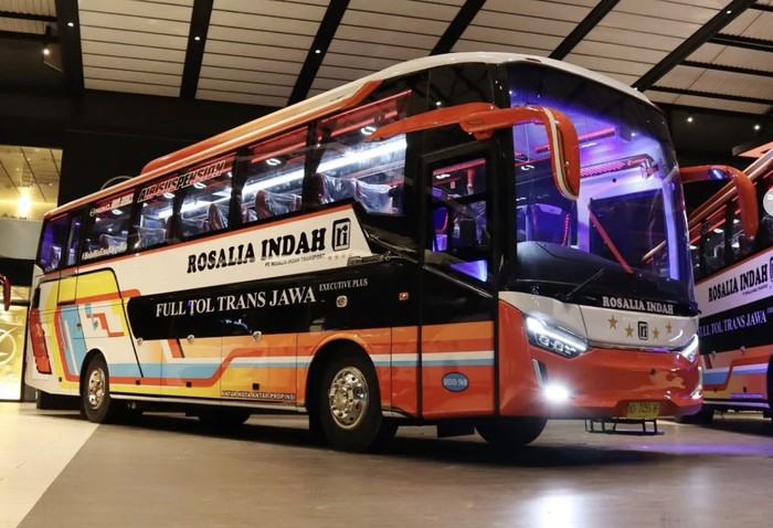 Bus PO Rosalia Indah menggunakan bodi Laksana dan sasis Hino