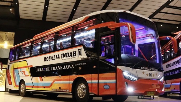 Bus PO Rosalia Indah menggunakan bodi Laksana dan sasis Hino
