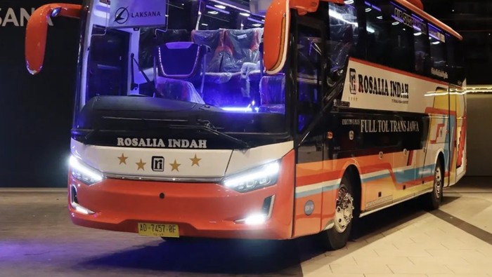 Bus PO Rosalia Indah menggunakan bodi Laksana dan sasis Hino