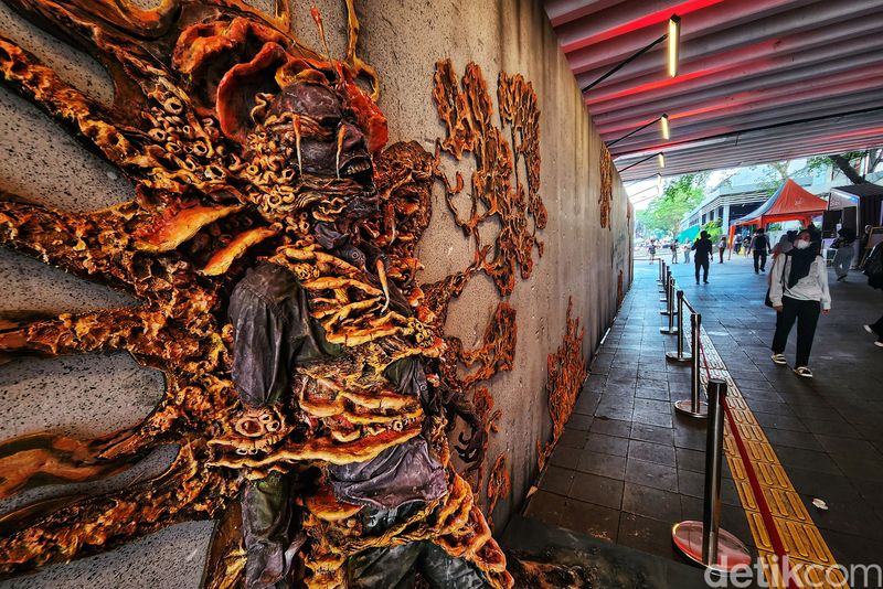 Warga berjalan di dekat karya Instalasi Kreatif Mural 3D di Terowongan Kendal, Jakarta, Rabu (11/1/2023). Jakarta Tourisindo atau Jakarta Experience Board (JXB) berkolaborasi dengan MRT Jakarta dan para seniman menghadirkan karya instalasi tersebut yang bertujuan untuk menciptakan lokasi publik menjadi ruang kreatif.