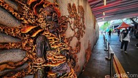 Karya instalasi itu dihadirkan oleh Jakarta Tourisindo atau Jakarta Experience Board (JXB) berkolaborasi dengan MRT Jakarta dan seniman.