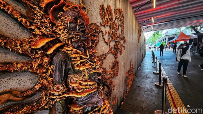 Cakep! Kini Terowongan Kendal Dihiasi Mural 3 Dimensi Warga berjalan di dekat karya Instalasi Kreatif Mural 3D di Terowongan Kendal, Jakarta, Rabu (11/1/2023). Jakarta Tourisindo atau Jakarta Experience Board (JXB) berkolaborasi dengan MRT Jakarta dan para seniman menghadirkan karya instalasi tersebut yang bertujuan untuk menciptakan lokasi publik menjadi ruang kreatif.