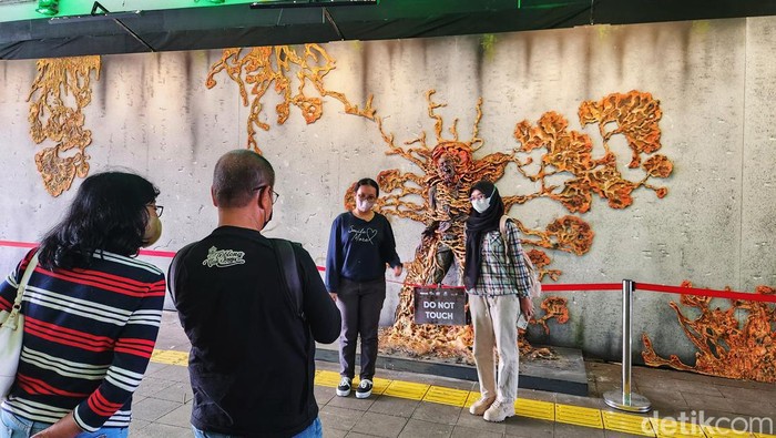 Cakep! Kini Terowongan Kendal Dihiasi Mural 3 Dimensi Warga berjalan di dekat karya Instalasi Kreatif Mural 3D di Terowongan Kendal, Jakarta, Rabu (11/1/2023). Jakarta Tourisindo atau Jakarta Experience Board (JXB) berkolaborasi dengan MRT Jakarta dan para seniman menghadirkan karya instalasi tersebut yang bertujuan untuk menciptakan lokasi publik menjadi ruang kreatif.