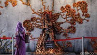 Warga berjalan di dekat karya Instalasi Kreatif Mural 3D di Terowongan Kendal, Jakarta, Rabu (11/1/2023).