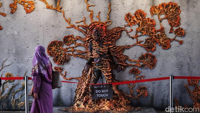 Cakep! Kini Terowongan Kendal Dihiasi Mural 3 Dimensi Warga berjalan di dekat karya Instalasi Kreatif Mural 3D di Terowongan Kendal, Jakarta, Rabu (11/1/2023). Jakarta Tourisindo atau Jakarta Experience Board (JXB) berkolaborasi dengan MRT Jakarta dan para seniman menghadirkan karya instalasi tersebut yang bertujuan untuk menciptakan lokasi publik menjadi ruang kreatif.
