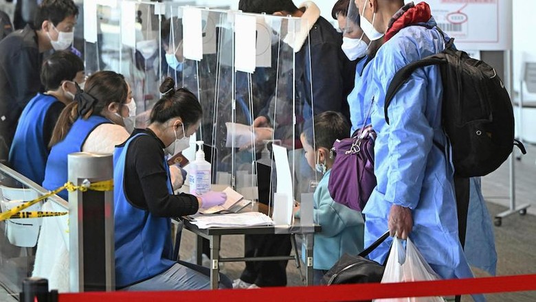China Tangguhkan Visa Bagi Warga Jepang dan Korea Selatan Sebagai Tindakan Balasan China Tangguhkan Visa Bagi Warga Jepang dan Korea Selatan Sebagai Tindakan Balasan
