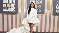 Chloe Flower tampil maksimal dengan gaun putih panjangnya tersebut. Invision/Jordan Strauss