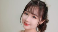 Kalau target, aku tetap punya target pribadi, misalnya tahun ini harus bisa menabung sekian sebulan, kemudian belajar investasi, dan hal-hal yang menunjang untuk jangka panjang karena orang tua selalu mengingatkan juga kalau karier di dunia entertainment itu biasanya jangka pendek karena bergantung dari diri kita sebagai sumber daya utamanya. Jadi apabila aku bisa mengembangkan bisnis yang tidak membutuhkan saya sebagai sumber daya utamanya, maka akan jauh lebih baik untuk jangka panjang, tutur Clarissa Punipun. (Foto: dok Instagram)