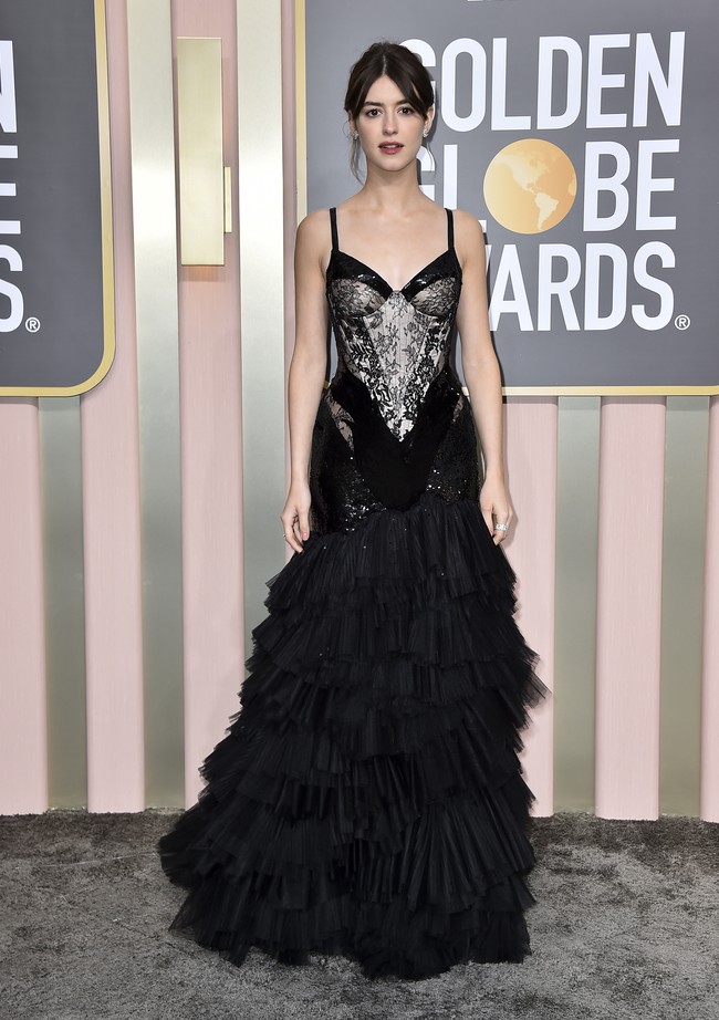 Terlepas dari dominasi busana berwarna cerah, hitam tetap disukai. Di Golden Globes, hitam tak terasa monoton atau membosankan. Seperti gaun hitam Gucci berbahan lace yang meninggalkan kesan seksi pada penampilan aktris Inggris Daisy Edgar-Jones. (Foto: Jordan Strauss/Invision/AP)