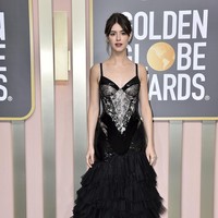 Terlepas dari dominasi busana berwarna cerah, hitam tetap disukai. Di Golden Globes, hitam tak terasa monoton atau membosankan. Seperti gaun hitam Gucci berbahan lace yang meninggalkan kesan seksi pada penampilan aktris Inggris Daisy Edgar-Jones. (Foto: Jordan Strauss/Invision/AP)