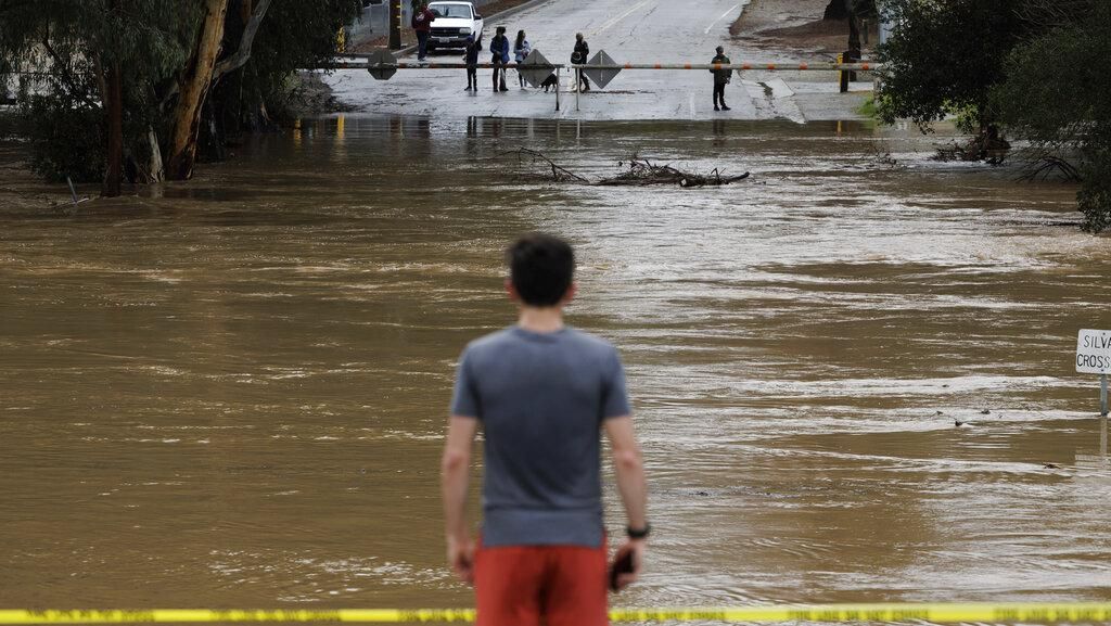 Melihat dari Udara Mobil-Rumah Terendam Banjir di California AS