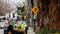 Angin kencang juga memutuskan aliran listrik sebanyak 220.000 rumah dan perkantoran pada Selasa pagi, menurut data dari Poweroutage.us. REUTERS/Fred Greaves  