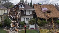 Kerusakan parah pada rumah dan bisnis di Capitol Avenue di Sacramento, California, menyusul badai Sabtu malam yang menumbangkan pohon dan kabel listrik di seluruh wilayah, Selasa (10/1/2023). AP/Xavier Mascareñas