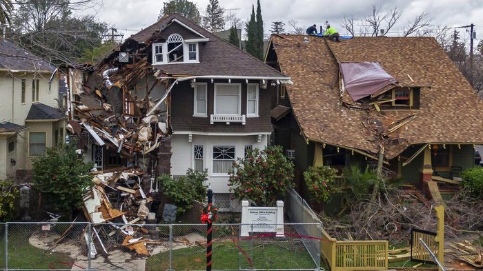 Dampak Badai Dahsyat yang Menghantam California Extensive damage to homes and businesses on Capitol Avenue in Sacramento, Calif., is seen Tuesday, Jan. 10, 2023, following a storm Saturday night that downed trees and power lines throughout the region. (Xavier Mascareñas/The Sacramento Bee via AP)