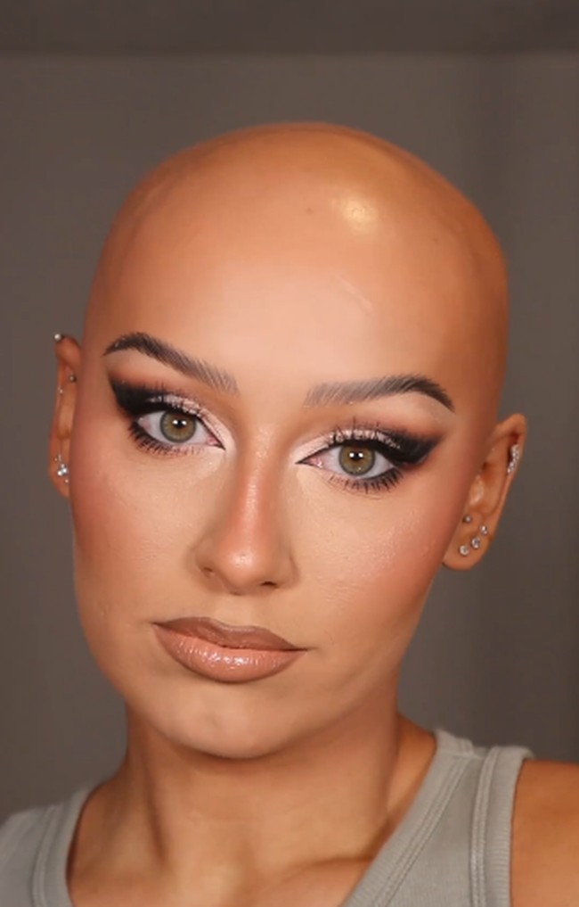 Tak hanya kehilangan rambut, di usia 14 tahun Dani mulai kehilangan bulu matanya. Foto: dok. Instagram