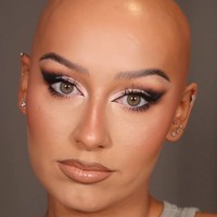 Tak hanya kehilangan rambut, di usia 14 tahun Dani mulai kehilangan bulu matanya. Foto: dok. Instagram