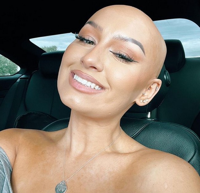 Danielle Gilbert atau yang lebih dikenal dengan Dani G membuat konten makeup di media sosialnya. Dengan bangga, Dani tampil botak.Foto: dok. Instagram