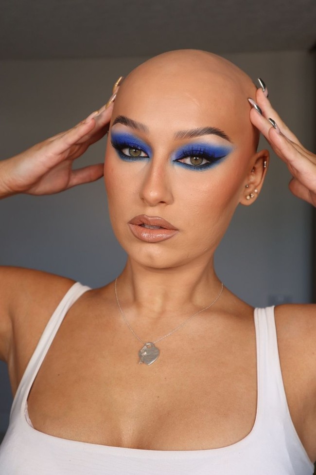 Untuk tampilan yang lebih kreatif, Dani pun kerap mencoba berbagai bentuk wig. Inilah penampilan cantiknya dengan rambut palsu. Foto: dok. Instagram