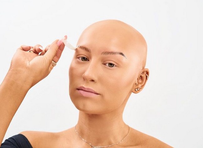 “Aku selalu kreatif dan orang selalu memberikan pujian pada makeupku, dan beberapa tahun kemudian aku mulai membuat halaman media sosial untuk makeup dan aku memposting tutorial,” ungkap Dani, seperti dikutip dari Yahoo Inggris. Foto: dok. Instagram