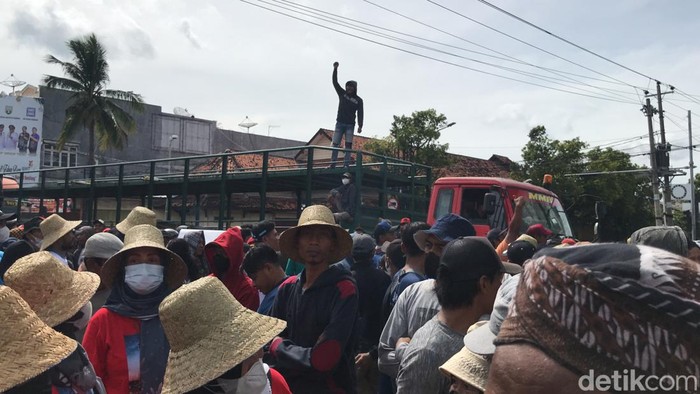 Demo di jalur Pantura Rembang, Rabu (11/1/2023).