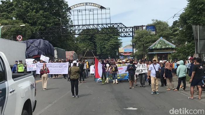 Demo di jalur Pantura Rembang, Rabu (11/1/2023).