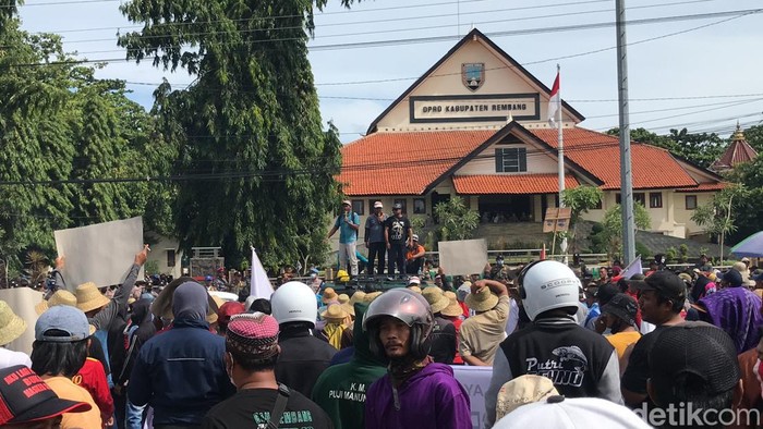 Demo nelayan Rembang menolak PP Nomor 85 Tahun 2021, di depan Gedung DPRD Rembang, Rabu (11/1/2023).