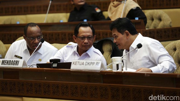 Menteri Dalam Negeri Tito Karnavian, Wamendagri John Wempi Wetipo, Ketua KPU Hasyim Asyari, anggota KPU Mochammad Afifuddin, dan Ketua Dewan Kehormatan Penyelenggaraan Pemilu (DKPP) Heddy Lugito menghadiri rapat dengar pendapat dengan Komisi II DPR di Gedung Parlemen, Jakarta, Rabu (11/1/23). Mendagri menegaskan Pemilu tetap dilakukan 14 Februari 2024.