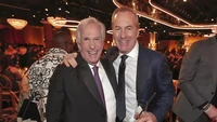 Sambil menikmati minuman, begini keakraban antara Henry Winkler dan Bob Odenkirk saat mendatangi acara Golden Globe Awards 2023. Foto: Getty Images