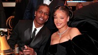 Tak hanya sendiri, Rihanna juga ditemani dengan rapper A$AP Rocky. A$AP Rocky tampak memegang minuman yang disuguhkan di ajang Golden Globe Awards 2023. Foto: Getty Images