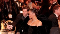 Penampilan Rihanna saat menikmati hidangan di Golden Globe 2023 tentu menarik perhatian banyak orang. Maka tak sedikit yang mengajaknya berfoto saat ia berada di meja makan. Foto: Getty Images