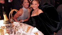 Begini momen Angela Bassett saat menikmati minuman di acara Golden Globe Awards 2023. Ia pun berkumpul satu meja dengan penyanyi Rihanna. Foto: Getty Images