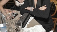 Hannah Einbinder dan Jean Smart pun tak kalah eksis. Mereka siap dengan list makanan dan menunggu makanan yang disuguhkan satu per satu. Foto: Getty Images