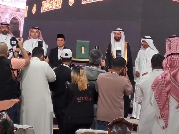 Dirjen PHU Kemenag Hilman Latief (kiri) bersama Menteri Haji dan Umrah Tawfiq F Al Rabiah (kanan)