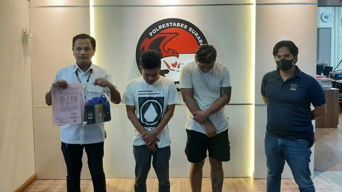 Dua tersangka saat diamankan
