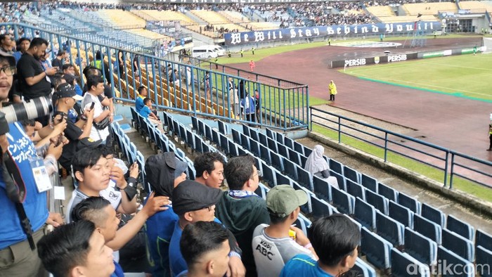 Emak-emak hujan-hujanan saksikan laga Persib vs Persija.