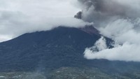 Penampakan Gunung Kerinci saat pukul 13.51 WIB. Saat itu masih terlihat adanya letusan atau erupsi. (Foto: Istimewa)