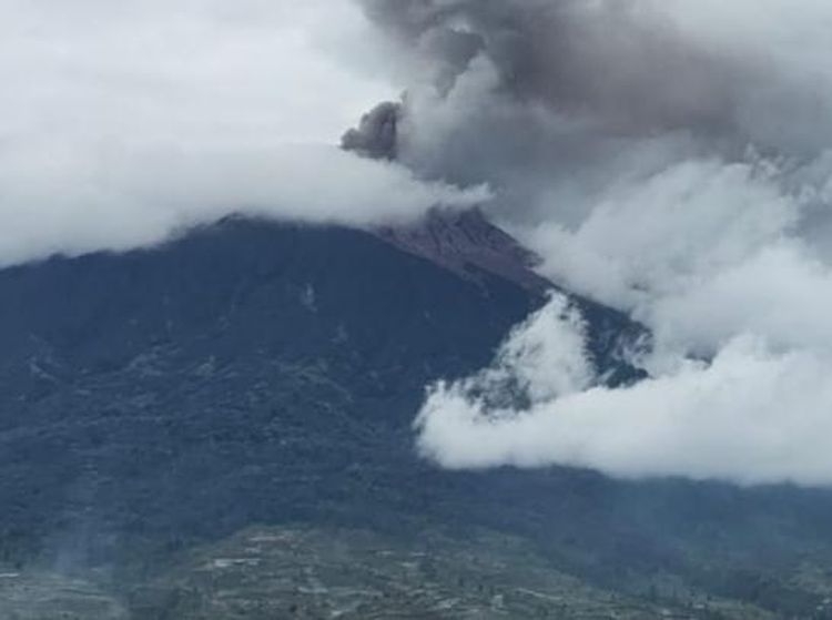 Penampakan Gunung Kerinci yang Terus Semburkan Abu Vulkanik