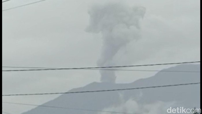 Erupsi Gunung Marapi dengan tinggi kolom abu 800 meter. (Jeka Kampai/detikSumut)