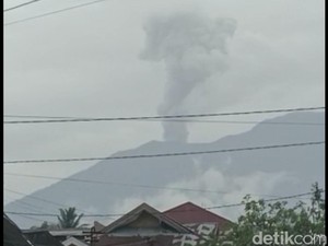Saat 2 Gunung Api di Pulau Sumatera Ngamuk Awal 2023