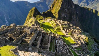 Machu Picchu (1420 - 1530 SM): Machu Picchu, salah satu situs arkeologi paling banyak dikunjungi, adalah situs Inca abad ke-15 di lereng gunung di Peru. Tahun 1911, Hiram Bingham III, seorang profesor Universitas Yale, menemukan kembali situs tersebut. Reruntuhan kuno tersebut luput dari perhatian penjajah dan pemukim Spanyol. Banyak arkeolog percaya Machu Picchu pernah menjadi tanah kerajaan Pachacuti Inca Yupanqui, penguasa Inca dari abad ke-14. Foto: Bored Panda