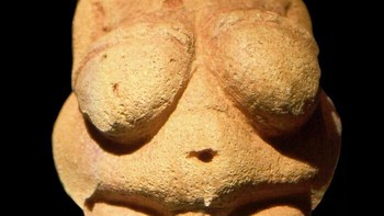 Venus of Willendorf (24 ribu - 22 ribu SM): Patung setinggi 4 inci itu memiliki bagian pribadi menonjol tetapi tak ada kaki atau wajah. Kepang, atau mungkin topi rajut, menutupi kepalanya, dan bintik-bintik pigmen menunjukkan artefak batu kapur warna cokelat itu dulu warna merah. Patung itu ditemukan tahun 1908 di Austria. Foto: Bored Panda