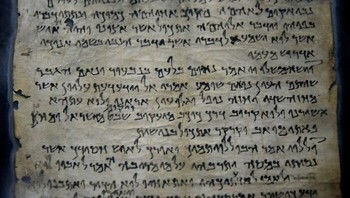 Gulungan Laut Mati (300-100 SM): Gulungan Laut Mati adalah kumpulan manuskrip kuno yang ditemukan di Gua Qumran dekat Tepi Barat. Gulungan Laut Mati, yang terdiri dari 981 buah bukti tekstual, adalah salah satu artefak kuno paling terkenal sepanjang masa. Manuskrip ini disimpan dalam guci tanah liat yang dibentengi dan diawetkan oleh iklim Qumran yang kering. Foto: Bored Panda