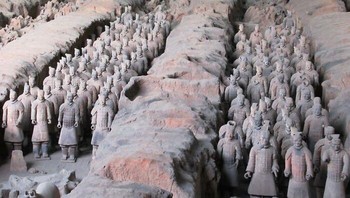 Tentara terakota (246-209 SM): Peninggalan di China yang menakjubkan ini terdiri dari 8.000 patung tentara, pejabat, kuda dan kereta kuda. Terbuat dari tanah liat, ukurannya setara manusia dan realistis, bahkan dulu memegang senjata asli. Meski hanya ada 10 variasi wajah, setiap tentara terlihat unik. Foto: Bored Panda