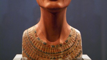 Patung Dada Nefertiti (1345 SM): Ini adalah patung Ratu Mesir kuno Nefertiti, istri Firaun Akhenaten, yang memerintah abad ke-14 SM. Benda ini salah satu artefak dunia kuno paling dikenal, diselimuti misteri dan konroversi. Beberapa yakin dia adalah ratu asing, sementara yang lain percaya dia memerintah sebagai Firaun setelah suaminya meninggal atau mereka memerintah bersama. Foto: Bored Panda