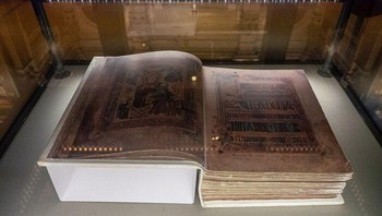 Buku Kells (abad 9): Buku Injil empat jilid dari abad kesembilan ini adalah manuskrip Eropa abad pertengahan paling terkenal di Irlandia, berkat iluminasi dekoratif yang kaya dan kaligrafi luar biasa. Halaman-halamannya dipenuhi dengan ilustrasi indah tentang manusia, hewan, binatang mitos, dan simpul Celtic. Foto: Bored Panda