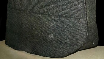 Batu Rosetta (196 SM): Saat Napoleon di Mesir awal 1700-an, sekelompok tentara Prancis menemukan lempengan batu besar bertulis atau prasasti di Rosetta. Lempengan dan teks yang menyertainya, yang aslinya milik sebuah kuil, dapat ditelusuri kembali ke masa pemerintahan Ptolemeus V. Penemuan Batu Rosetta dianggap penting untuk membaca hieroglif Mesir Kuno. Foto: Bored Panda