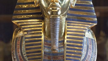 Topeng Tutankhamun (1323 SM): Mungkin artefak kuno paling terkenal dari dunia Mesir, topeng pemakaman Raja Tutankhamun adalah bagian yang menakjubkan dari sejarah dan seni. Situs pemakamannya ditemukan tahun 1922 dan butuh tiga tahun lagi untuk membuka sarkofagus lalu membawanya ke museum. Foto: Bored Panda